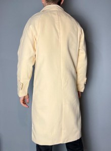 Легкое мужское классическое пальто светло бежевого цвета фото