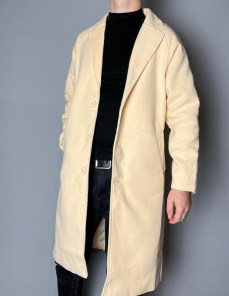 Легкое мужское классическое пальто светло бежевого цвета фото
