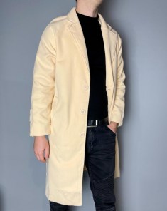 Легкое мужское классическое пальто светло бежевого цвета