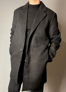 Мужское молодежное черное пальто с одним рядом пуговиц