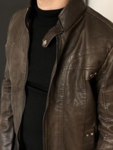 Грубая мужская коричневая кожаная куртка с бархатной подкладкой фото