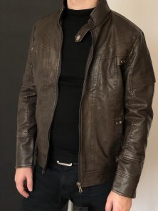 Грубая мужская коричневая кожаная куртка с бархатной подкладкой фото