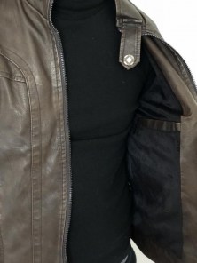 Грубая мужская коричневая кожаная куртка с бархатной подкладкой фото