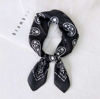 Бандана с крупным узором фото