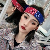 Двухцветная бандана с узорами фото