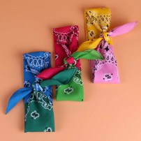 Двухцветная бандана с узорами фото