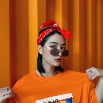 Красная бандана с геометричными узорами фото