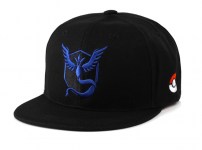 Бейзболка с рисунком и цветным козырьком фото