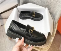 Женские лоферы на небольшой тракторной подошве фото