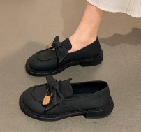 Женские матовые лоферы с бантом и украшением фото