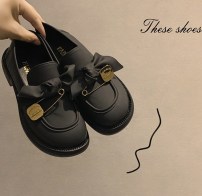 Женские матовые лоферы с бантом и украшением фото