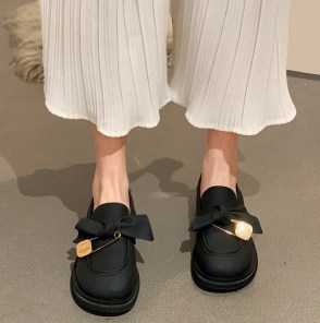 Женские матовые лоферы с бантом и украшением фото