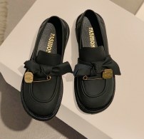 Женские матовые лоферы с бантом и украшением фото