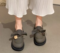 Женские матовые лоферы с бантом и украшением фото