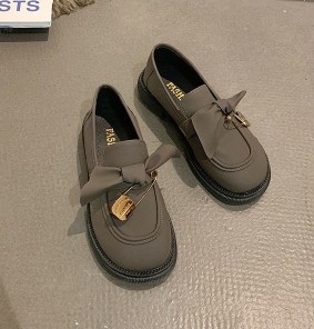 Женские матовые лоферы с бантом и украшением фото