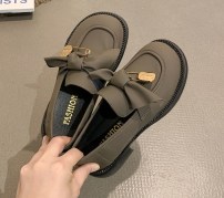 Женские матовые лоферы с бантом и украшением фото