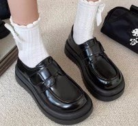 Лаковые лоферы на липучках и на высокой ровной подошве фото