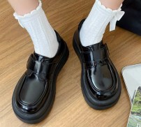 Лаковые лоферы на липучках и на высокой ровной подошве фото