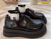 Лаковые лоферы на липучках и на высокой ровной подошве фото