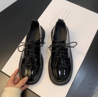 Женские лаконивые туфли на низком ходу и шнурках фото
