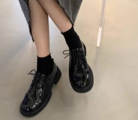 Женские лаконивые туфли на низком ходу и шнурках фото