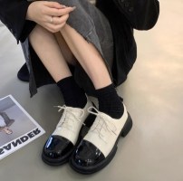 Женские лаконивые туфли на низком ходу и шнурках фото
