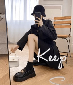 Женские лоферы на высокой подошве платформе черные с золотой бляшкой фото