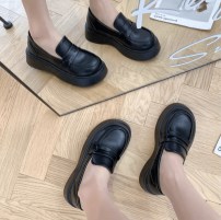 Женские черные туфли лоферы на массивной грубой подошве фото