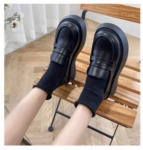 Женские черные туфли лоферы на массивной грубой подошве фото