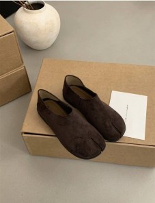 Качественные и необычные женские слипоны таби из натуральной замши - с раздвоенным носком фото