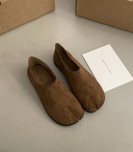 Качественные и необычные женские слипоны таби из натуральной замши - с раздвоенным носком фото