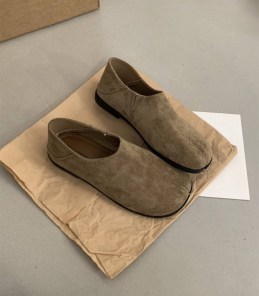 Качественные и необычные женские слипоны таби из натуральной замши - с раздвоенным носком фото