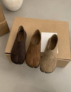 Качественные и необычные женские слипоны таби из натуральной замши - с раздвоенным носком фото