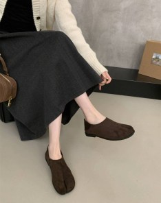 Качественные и необычные женские слипоны таби из натуральной замши - с раздвоенным носком фото