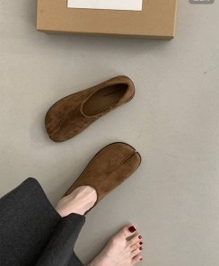 Качественные и необычные женские слипоны таби из натуральной замши - с раздвоенным носком фото