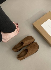 Качественные и необычные женские слипоны таби из натуральной замши - с раздвоенным носком фото