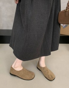 Качественные и необычные женские слипоны таби из натуральной замши - с раздвоенным носком фото