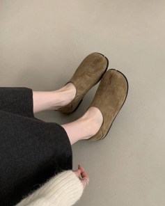 Качественные и необычные женские слипоны таби из натуральной замши - с раздвоенным носком фото