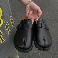 Стильные черные тапочки мюли из натуральной кожи с раздвоенным носом - таби фото