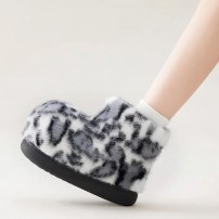 Тапочки-угги chikoku Leopard Gray серые плюшевые с черно-белым принтом снежного барса фото
