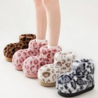 Тапочки-угги chikoku Leopard Gray серые плюшевые с черно-белым принтом снежного барса фото