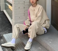 женский трикотажный базовый костюм с спущенным плечом фото