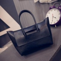 Женская большая стильная сумка с ручками фото