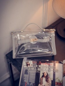 Женский прозрачный клатч с яркими вставками фото