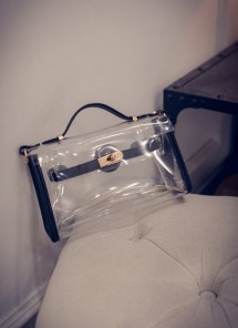 Женский прозрачный клатч с яркими вставками фото