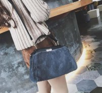 Женская ручная меховая сумка фото