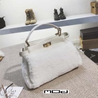 Женская ручная меховая сумка фото