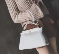 Женская ручная меховая сумка фото