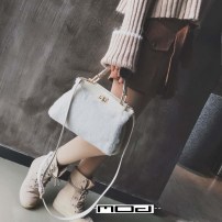 Женская ручная меховая сумка фото