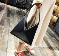 Треугольная женская сумка фото